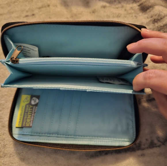 NWT Travelon wallet - Picture 3 of 5